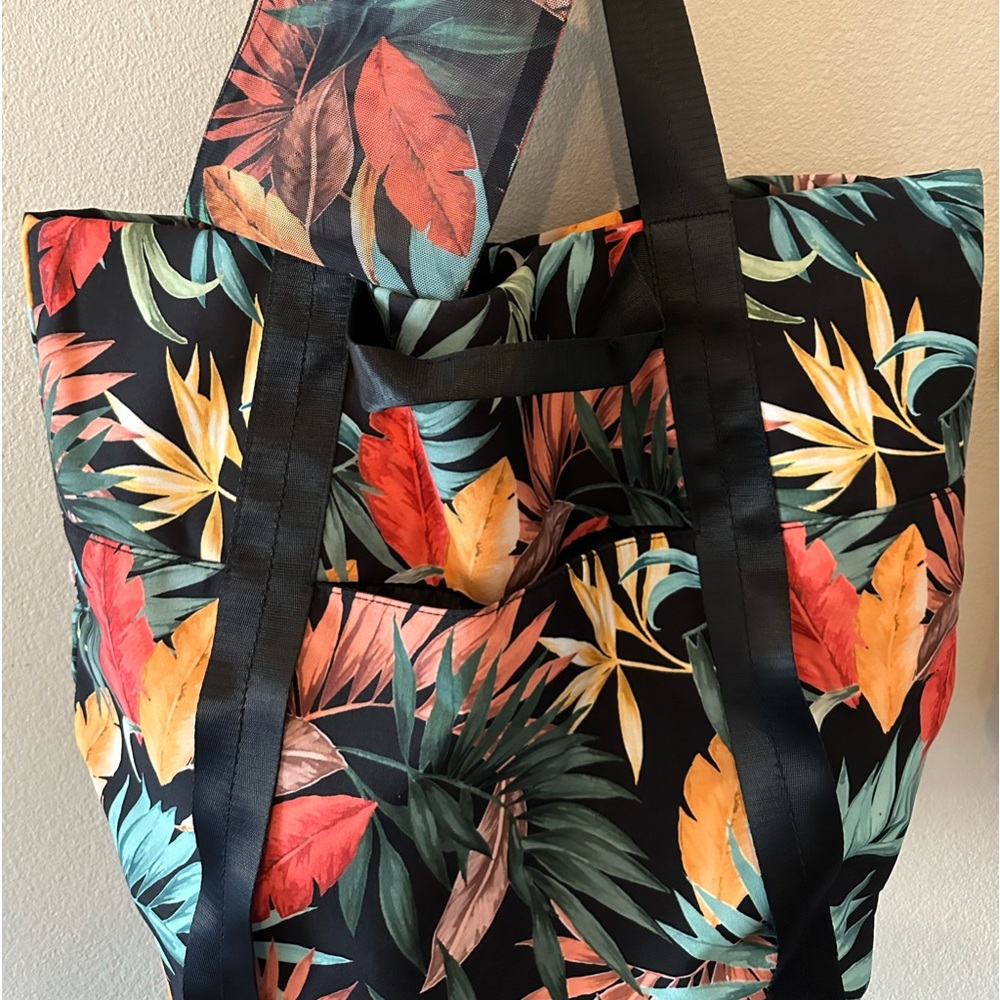 Excellent condition tropical print beach bag w/ mesh wristlet